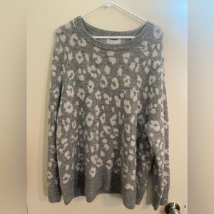 Gray and white leopard print sweater 🤍
